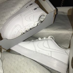 2 pair of nikes 5.5 kids and 8 in little boys